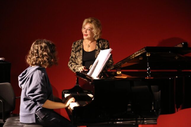 MÜZİK ENSTRÜMANLARI MÜZESİ SEZONU GÜLSİN ONAY İLE AÇTI