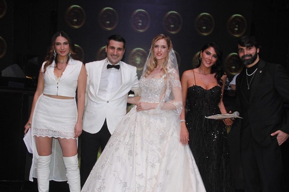 Kapalıçarşı ödül töreninde altın ve pırlantalar havada uçtu     Muhteşem gecede 70 adet altın küpe, pırlanta dolu 2 karatlık pırlanta sahneden seyircilere fırlatıldı…