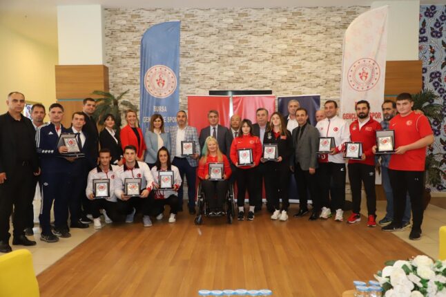 YILDIRIM BELEDİYESİ’NE YILIN EN İYİ SPOR KULÜBÜ ÖDÜLÜ