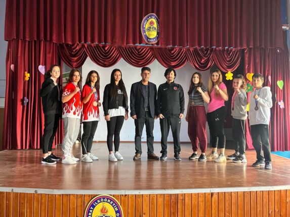 Başarıdan Başarıya Koşuyorlar! Bursa’ya Madalyalarla Döndüler!