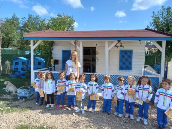 Miniklerden sevimli  dostlarına renkli ziyaret