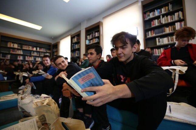 ÜZÜMCÜ’DEN ÖĞRENCİLERE:KENDİNİ SEVEN İNSAN OKUMALIDIR