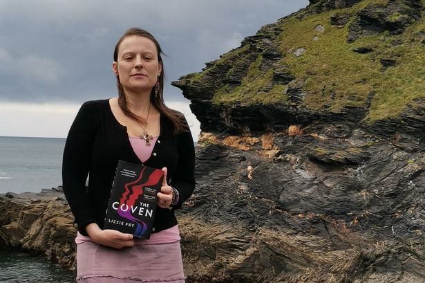 LIZZIE FRY’IN “CADILAR MECLİSİ” KİTABI KADININ GÜCÜNÜ ANITLAŞTIRAN, SOLUKSUZ OKUNACAK BİR MACERA…