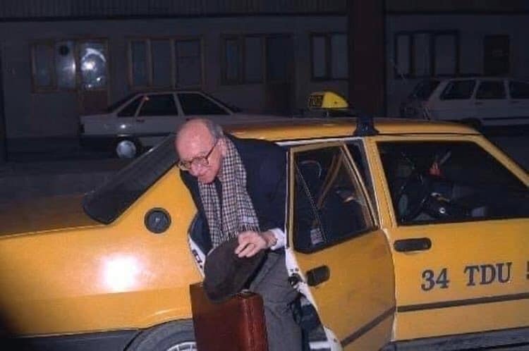 TAVRI, TARZI, NEZAKETİ VE BİLİM ADAMI TAVRI İLE ÖZLENEN SAYGIN LİDER.