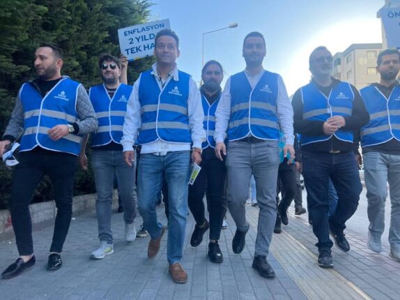 MAVİ YELEKLİLER BURSA SOKAKLARINDA SES GETİRDİ.