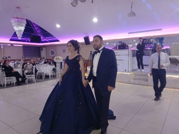 DEMOKRATLAR DÜĞÜNDE BULUŞTU… “Yuvayı Dişi Kuş Yapar”