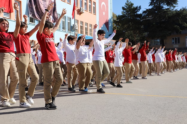 Bursa’da 300 Öğrenci Cumhuriyet’i Yazdı
