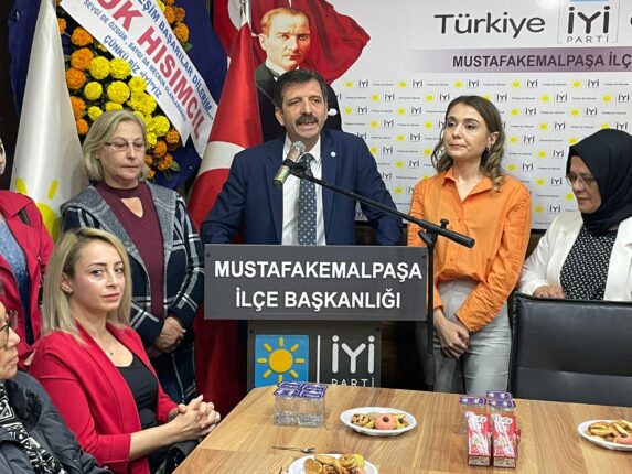 Mustafakemalpaşa’da Demir Adaylığını Açıkladı