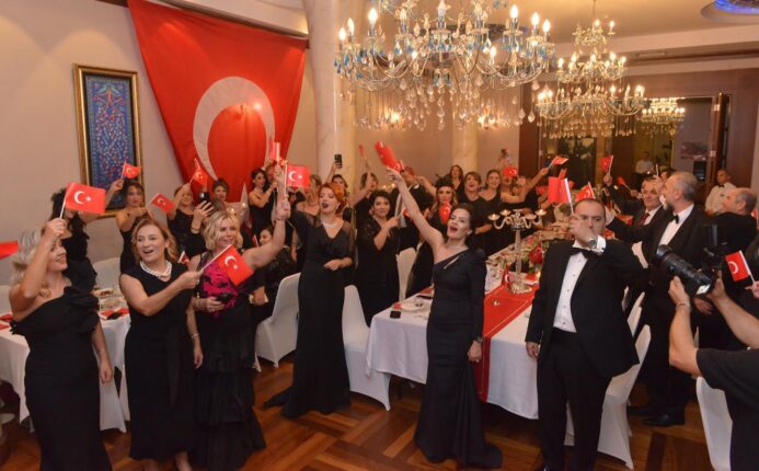 YASAV’dan 99. yıla görkemli kutlama   YASAV’ın Cumhuriyet kadınları