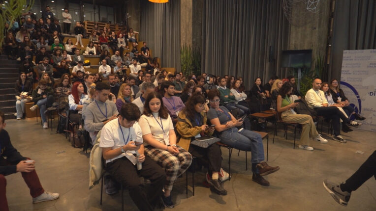 PODCAST DİNLİYORUM KOMÜNİTESİ, TÜM PODCASTSEVERLERİ BİR ARAYA GETİRDİ