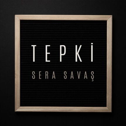 SERA SAVAŞ “TEPKİ” İLE DİKKAT ÇEKİYOR