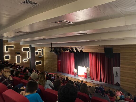 GÜRSU KÜLTÜR MERKEZİ’NDE ÇOCUKLARIN İLK TİYATRO BULUŞMASI