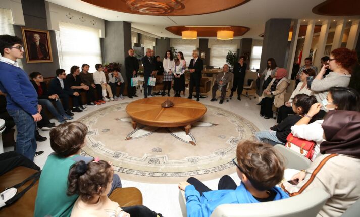 ÖDÜLLÜ KARİKATÜRİSTLER BAŞKAN ERDEM İLE BULUŞTU