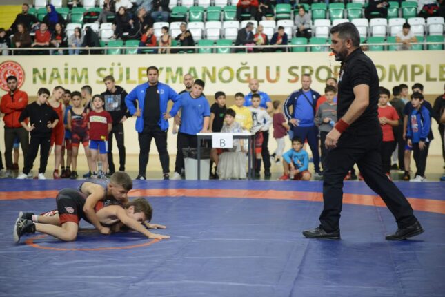 GÜREŞ MİNDERİNDE ‘YILDIRIM’ FIRTINASI