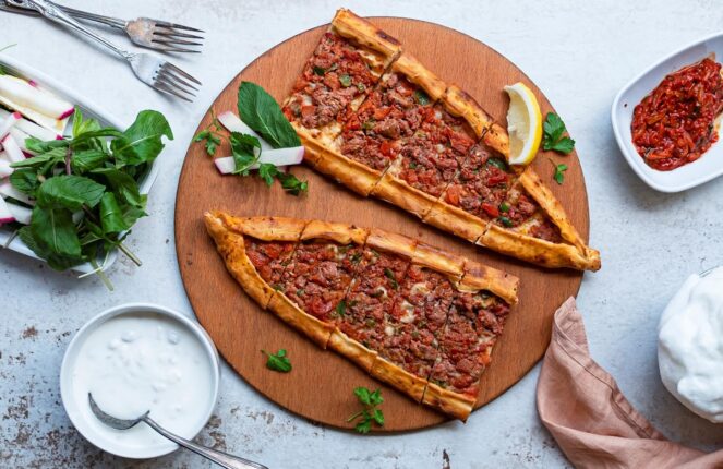 DEDECAN’DA VAZGEÇİLMEZ İKİLİ, KIYMALI PİDE VE BOSTANA