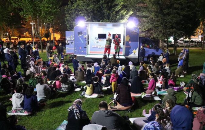 AK GENÇLER GEZİCİ FAALİYET ARACI HER KESİMDEN BURSA GENÇLİĞİ İLE BULUŞUYOR