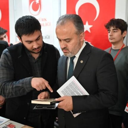 KİTAP ŞÖLENİ COŞKUYLA BAŞLADI