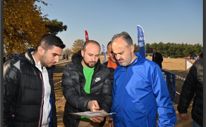 Oryantiring turnuvasında zamana karşı yarış