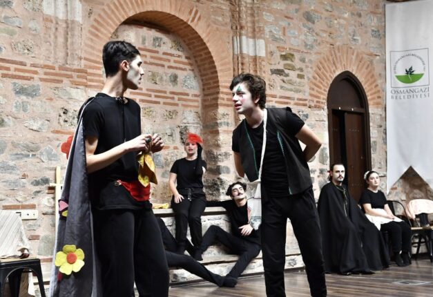 Tiyatro Tutkunlarının Prömiyer Coşkusu