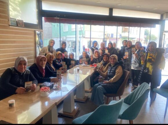 AK KADINLAR BURSA’NIN TÜM MAHALLELERİNDE SANDIK ESASLI TOPLANTILAR YAPIYOR AK KADINLAR SAHA ÇALIŞMALARINI ARALIKSIZ SÜRDÜRÜYOR