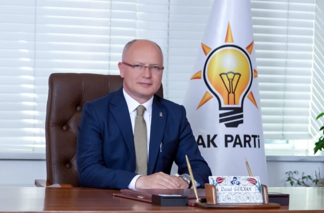 GÜRKAN: “FEDAKARLIK TİMSALİ ÖĞRETMENLERİMİZ, GELECEĞİMİZE IŞIK OLUYOR”