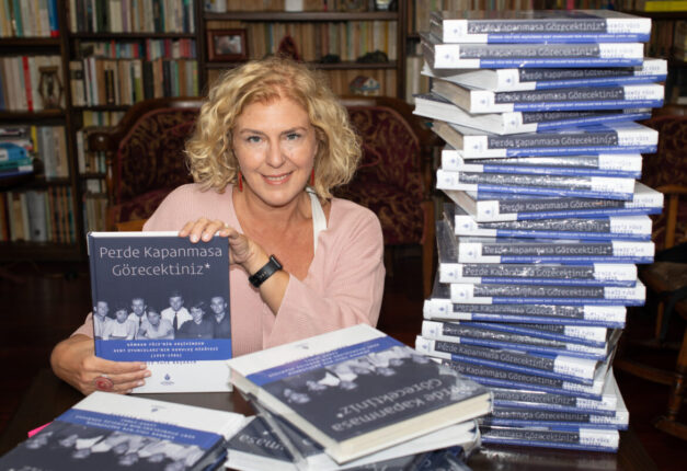 DENİZ YÜCE BAŞARIR, İKİNCİ BASKISINI YAPAN KİTABI PERDE KAPANMASA GÖRECEKTİNİZ’İ 39. ULUSLARARASI İSTANBUL KİTAP FUARI’NDA İMZALIYOR!