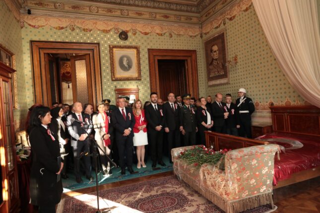 DOLMABAHÇE’DE 10 KASIM TÖRENİNE KATILAN TEK GENEL BAŞKAN ÜMİT ÖZDAĞ OLDU