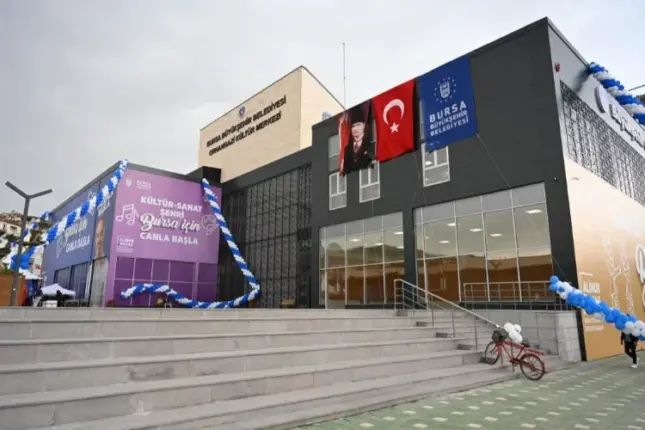 Vatandaşı Çağırıp Yağmur Altında Saatlerce Beklettiler!