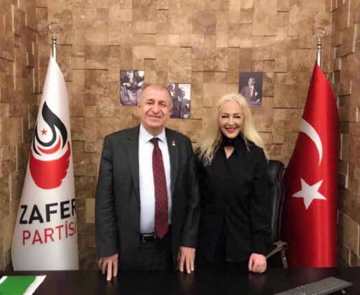 ZAFER GEMLİK;  Öğretmen, geçmişin öğreticisi, geleceğin de kurucusudur.