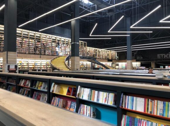 Yılın beklenen kitabı şimdi raflarda!