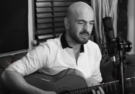 Akustik Versiyonu Geldi: Soner Sarıkabadayı “UÇURUM”