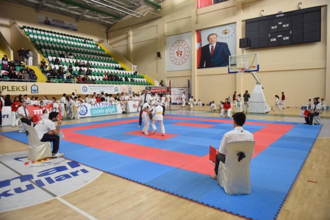 YILDIRIM’DA KARATE RÜZGÂRI