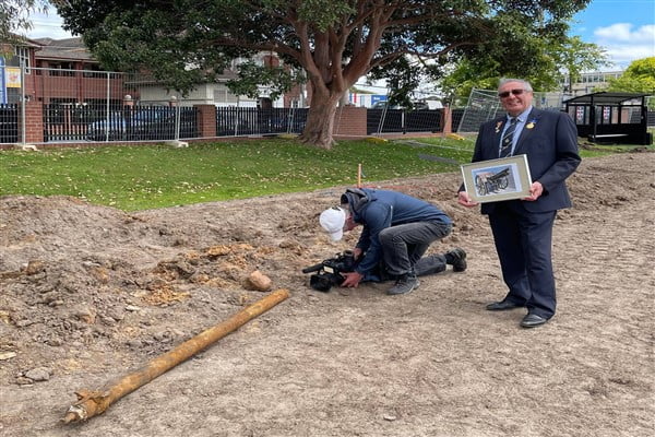 Türk topunun parçası gurbette bahçede bulundu!