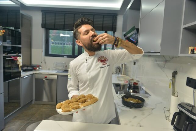 RAKİPLERİNİN HELVASINI KAVURDU!   EN HAMARAT SANATÇI!