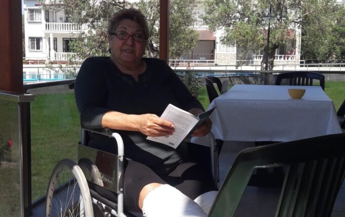 HEPİMİZ ENGELLİ ADAYIYIZ. SAKIN ONLARA ACIMAYIN. YAŞAMI VE KOŞULLARI KOLAYLAŞTIRIP, SEVGİNİZİ, SAYGINIZI VE DESTEĞİNİZİ ESİRGEMEYİN.