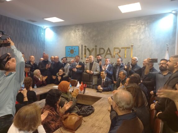 Osmangazi’ye değil, aslında koskoca bir kente, yani bütün Bursa’ya nefes aldırmak için adayım!