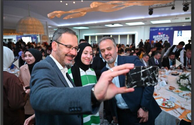 BAKAN KASAPOĞLU VE BAŞKAN AKTAŞ GENÇLERLE BULUŞTU