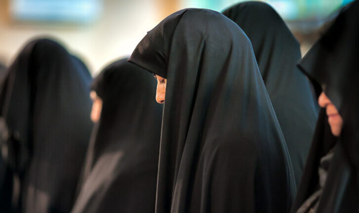 İRANLI KADINLAR ANLATIYOR:  MESELE SADECE BAŞÖRTÜSÜ DEĞİL