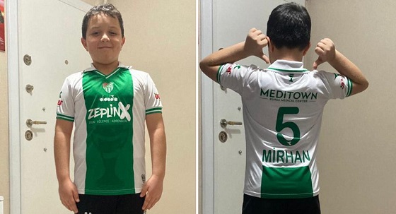 Bursaspor Sevdalısı İsmail Amca Sözünü Tuttu! 24 Saat Geçmeden Mirhan’a Teslim Edilen Forma Çok Yakıştı!