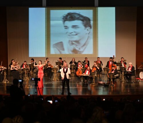 SANAT GÜNEŞİ,ŞARKILARIYLA ANILDI