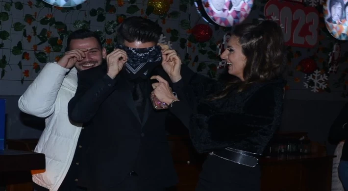 MEHMET ÇEVİK’E SÜRPRİZ PARTİ   YENİ YAŞINI DOSTLARIYLA KUTLADI