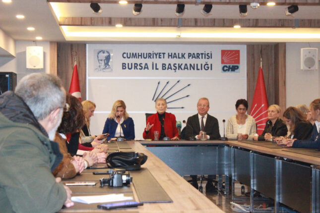 CHP’Lİ KADINLARDAN ATATÜRK’E ŞÜKRAN