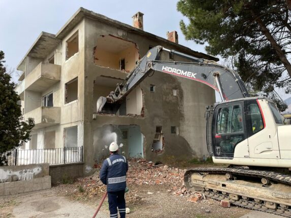 GÜRSU’DA RİSKLİ METRUK YAPI YIKILDI