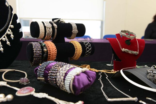 NİLSEM KURSİYERLERİ GÜMÜŞ KAZAZ SANATINI ÖĞRENİYOR