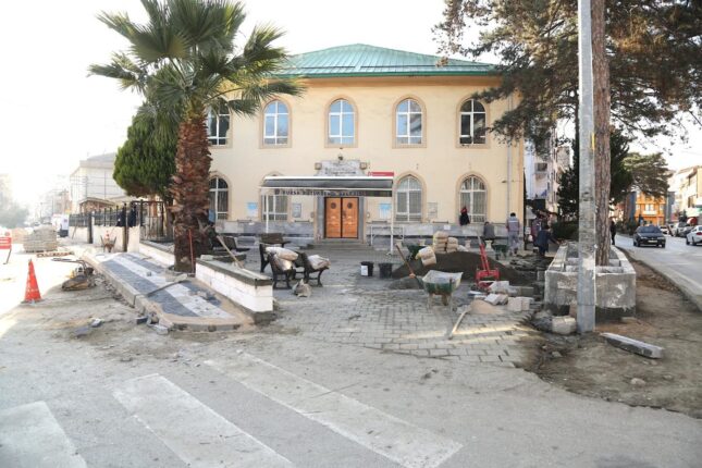 GÜRSU MERKEZ CAMİ ÇEVRESİ YENİLENİYOR