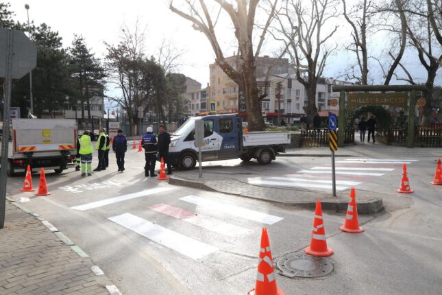 GÜRSU’DA YAYA GÜVENLİĞİ İÇİN YOL İŞARETLERİ YENİLENİYOR