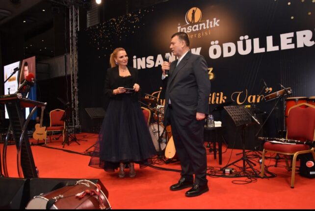 Gıyasettin Bingöl’e ‘Yılın Eğitim Gönüllüsü’ ödülü