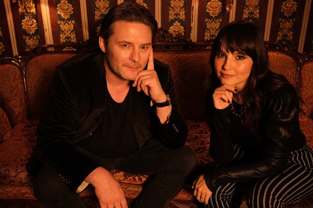 Tuna Kiremitçi ve Simge Pınar’dan efsanevi Kumdan Kaleler düet ‘Koru Beni’ yayımlandı!