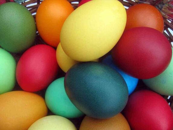 HAKKARİLİ ÇOCUKLAR YENİ OKULUNA KAVUŞTU  PERMOLİT BOYA, RENKLERİYLE “GÜNEŞ” OLDU