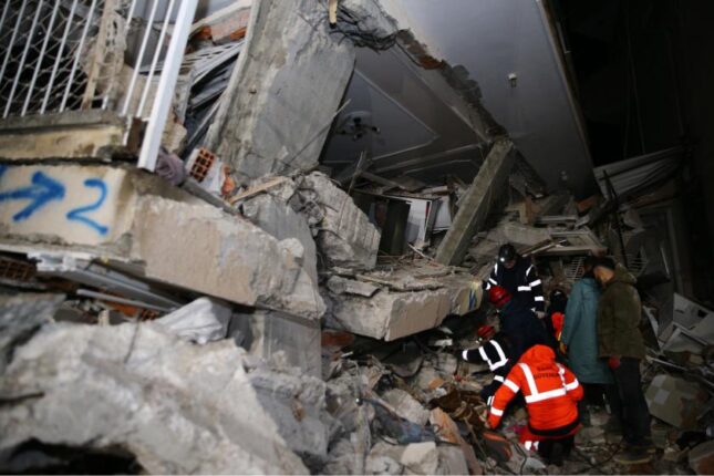 Hatay’da enkaz altında yüzlerce insan var.